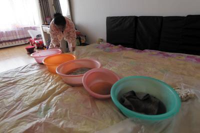 彝良楼上漏水，住户失联，小区没物管，业主维权难！律师来支招……